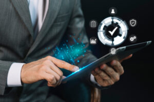 Imagen de un hombre con una tablet y hologramas relacionados con calidad