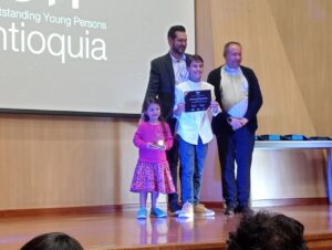 Rector UCN en la premiación del concurso: “10 Jóvenes Sobresalientes de Antioquia 2025”