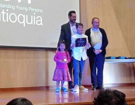 Se cumplió la premiación del concurso: “10 Jóvenes Sobresalientes de Antioquia 2025” – Católica del Norte fue uno de los jurados