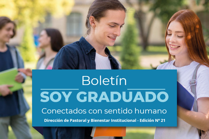 Grupo de estudiantes leyendo información