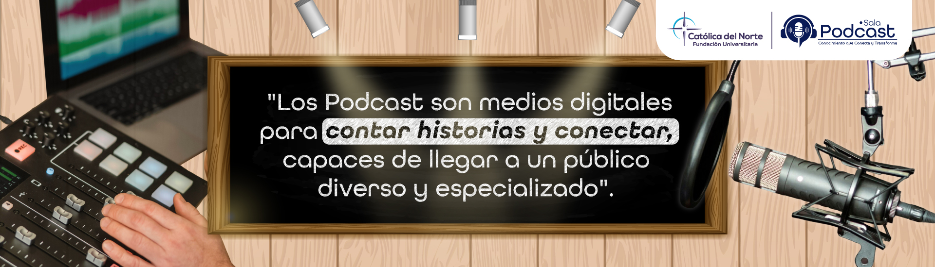 Estudio de Podcast con micrófonos y equipos de grabación; incluye la frase ‘Los pódcast son medios digitales para contar historias y conectar, capaces de llegar a un público diverso y especializado