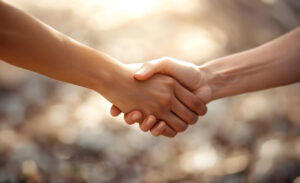 Manos estrechadas en símbolo de apoyo