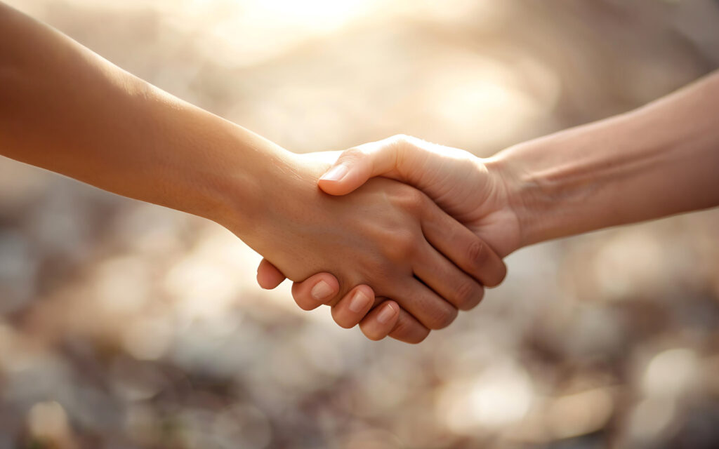 Manos estrechadas en símbolo de apoyo