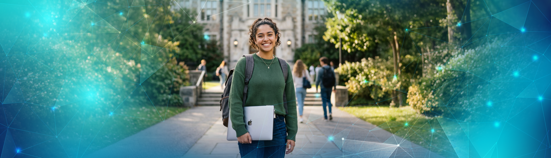 Banner aspirantes, mujer latina de pie sonriendo, mientras sostiene un computador portátil