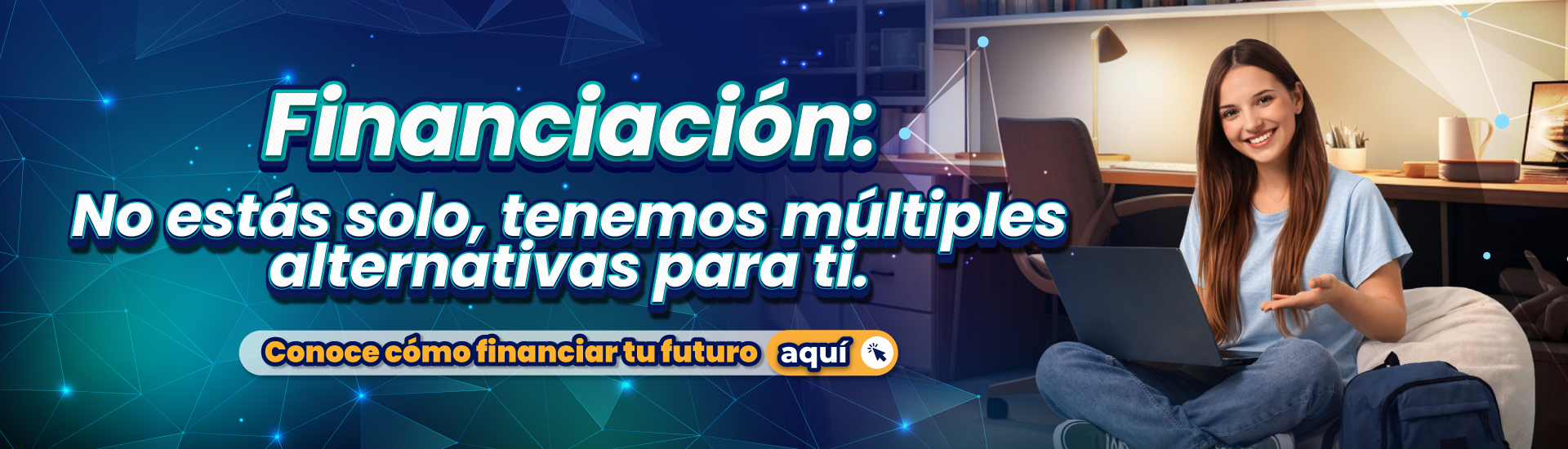 banner-financiación_ Mujer sostiene un computador portátil mientras señala con su imagen izquierda la pantalla del computador y sonríe a la cámara.