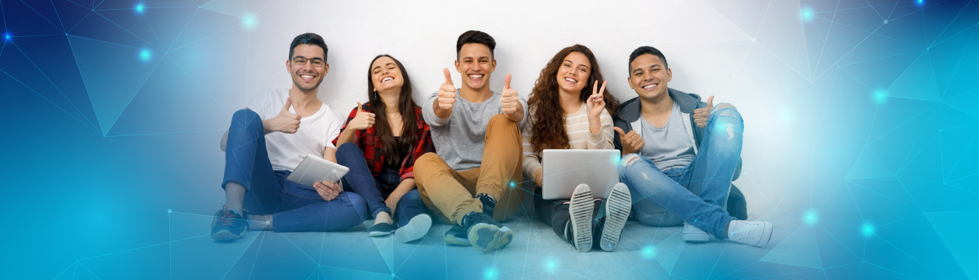 Banner binestar - estudiantes sentados en el suelo sonriendo a la camara