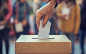 Persona depositando voto en urna