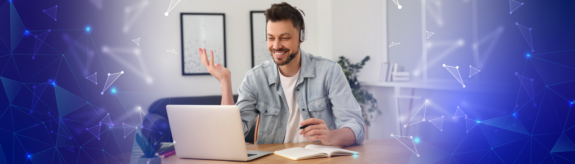 Banner docentes - hombre con diadema, sentado frente a computador, con un cuaderno al lado