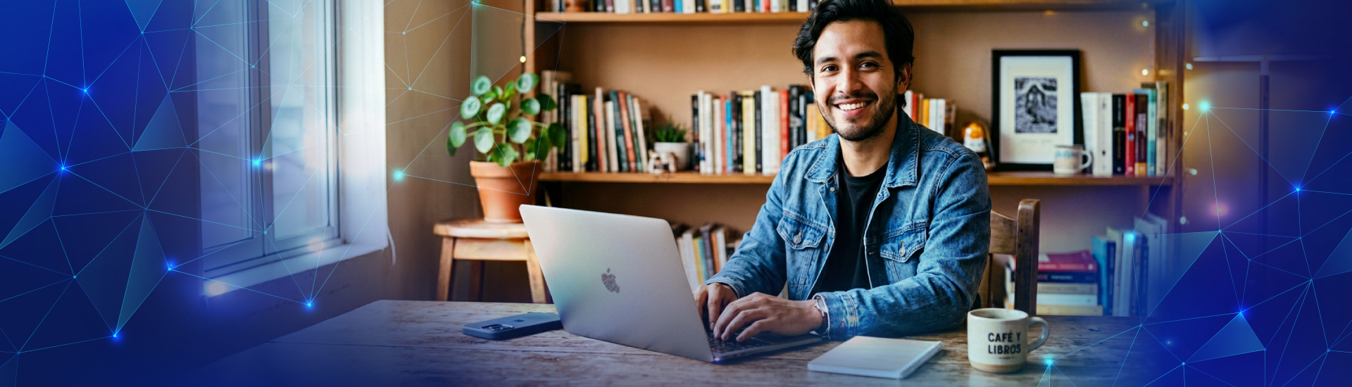 Estudiante en una sesión virtual de clases sentado al frente de su computador portátil y usando unas diademas.
