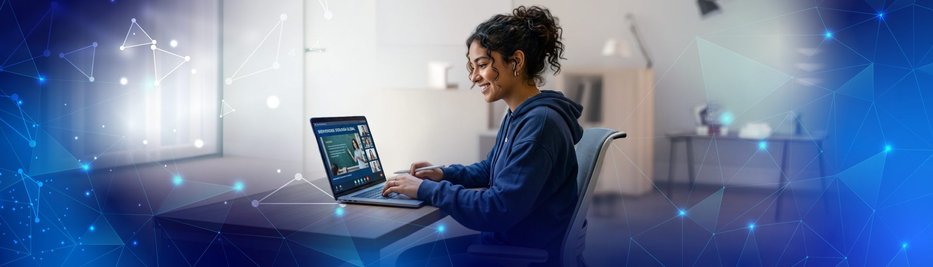Banner estudiantes - mujer sentada frente a un computador portátil recibe clase virtual