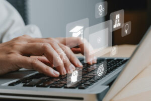 persona frente a computador con hologramas sobre estudio virtual