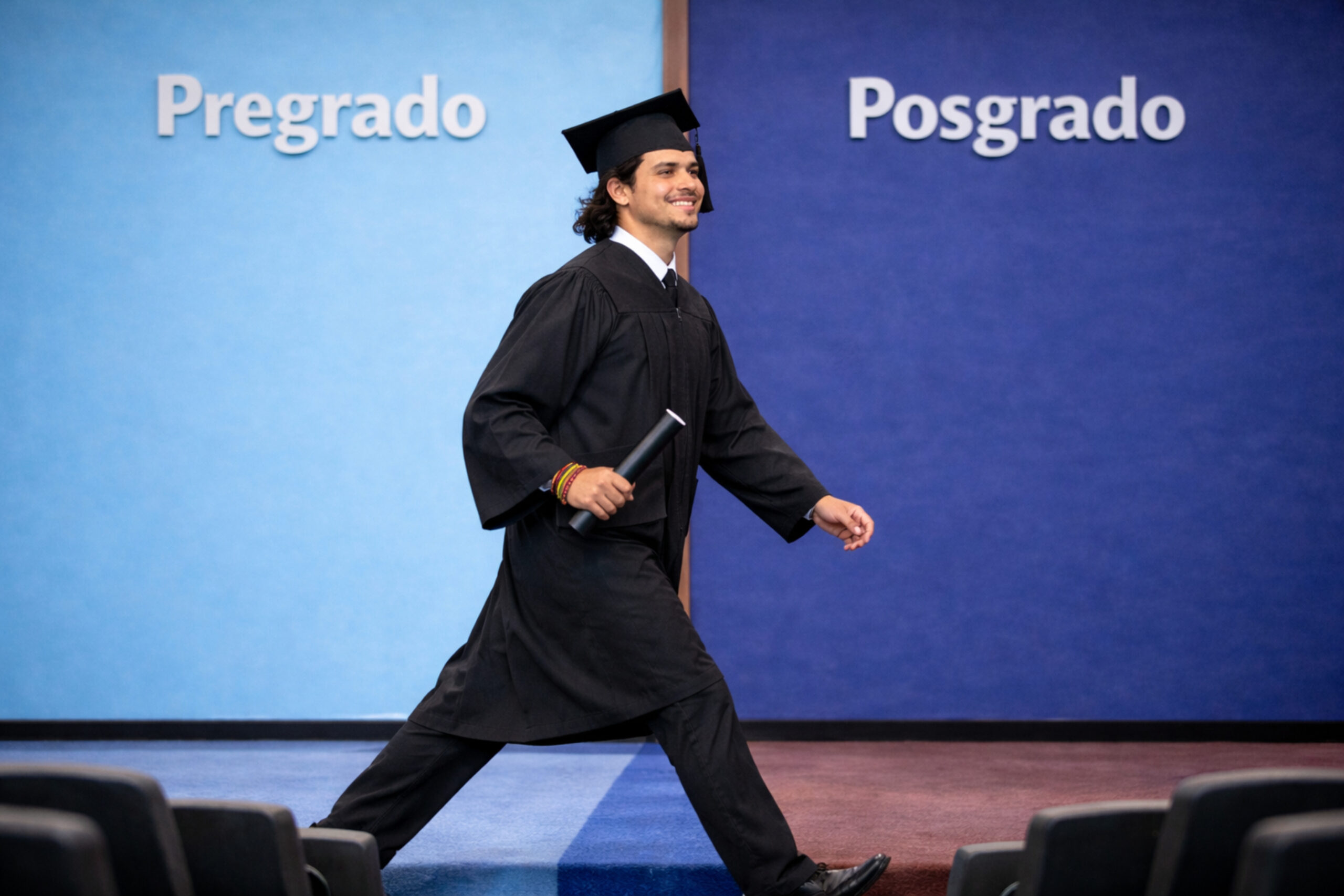 Graduado, de fondo azul con las palabras Pregrado y posgrado