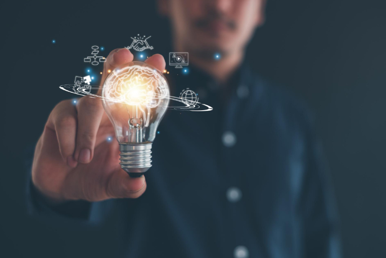 Persona sosteniendo un bombillo