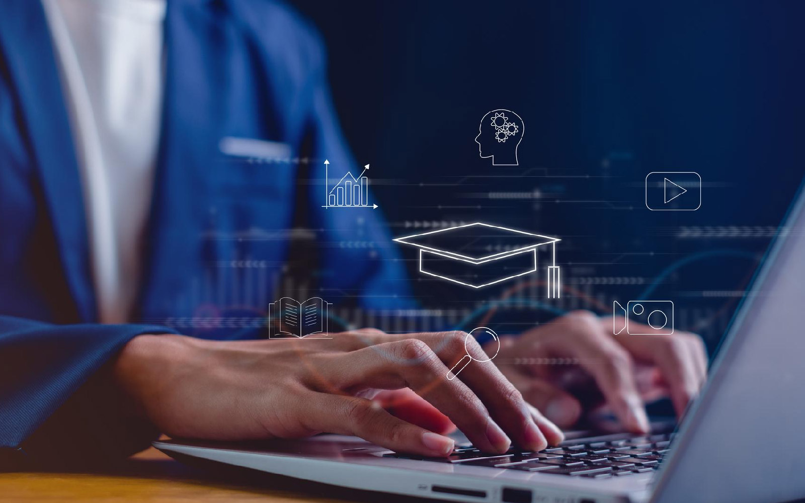 Persona frente a un computador portátil, con hologramas referente a estudio virtual