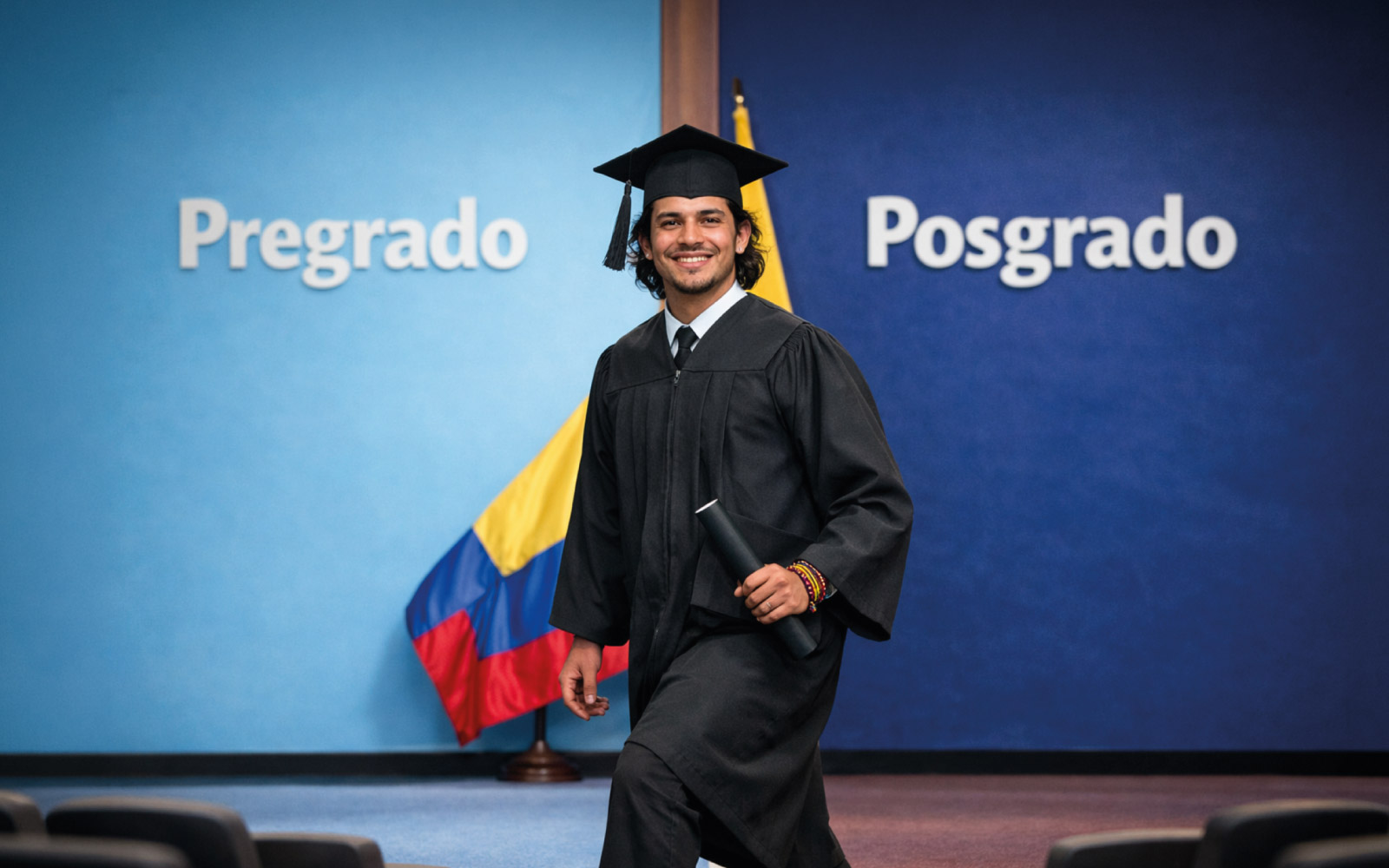 Graduado, de fondo azul con las palabras Pregrado y posgrado, bandera de Colombia superpuesta