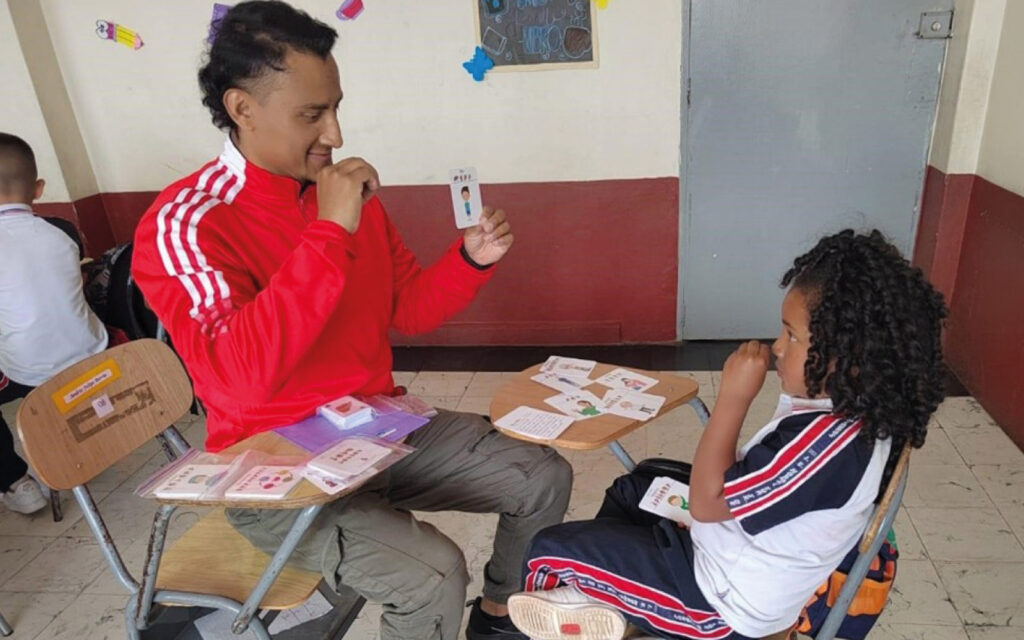 Docente SAP enseñando a estudiante