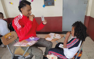 Docente SAP enseñando a estudiante