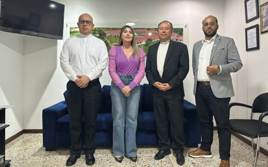 Encuentro tejiendo alianzas en el territorio, en la imagen el P. Diego - rector UCN, P. Alfonso - Director Pastoral y Bienestar, Ilbed Santa - Alcaldesa La ceja