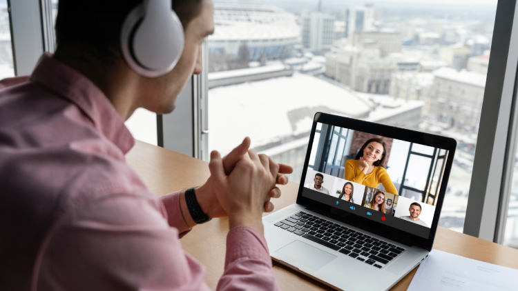 Estudiante tomando clases en línea desde su laptop con audífonos durante el inicio de clases