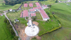 Fotografía aérea del campus universitario de la Fundación Universitaria Católica del Norte en Santa Rosa, Antioquia.