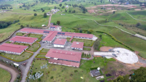 Fotografía aérea del campus universitario de la Fundación Universitaria Católica del Norte en Santa Rosa, Antioquia.
