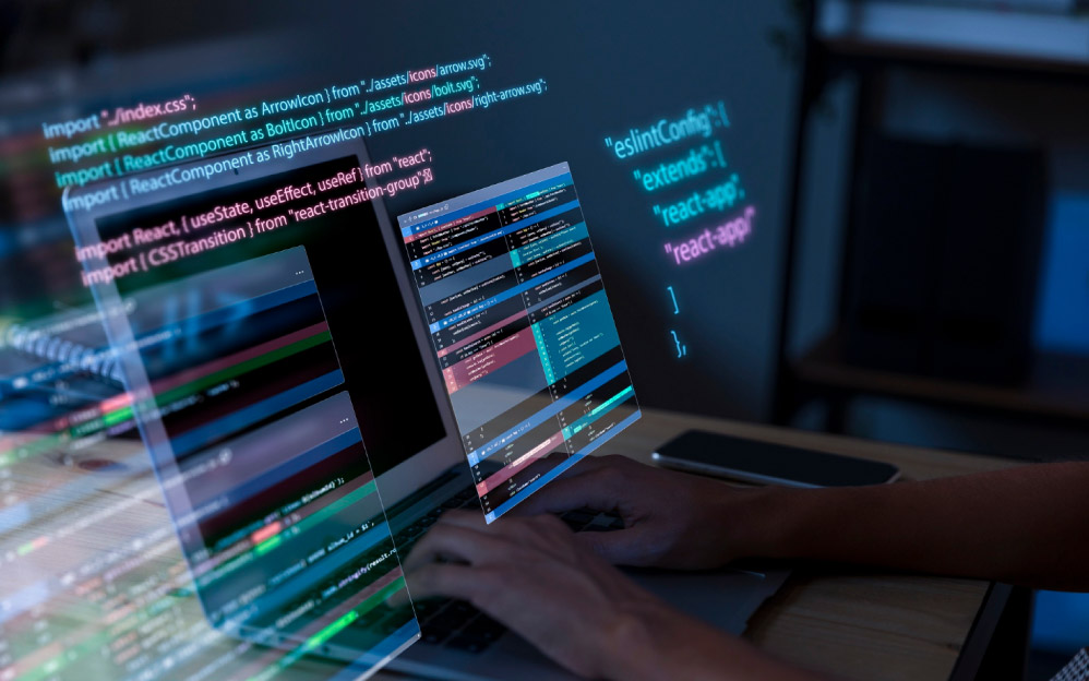 Programador trabajando en una computadora portátil con líneas de código flotantes en pantalla