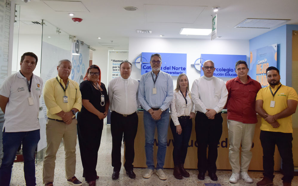 Representantes del proyecto Centro de Historia Subregional del Norte Antioqueño junto a directivos de la Católica del Norte durante encuentro institucional en Medellín.