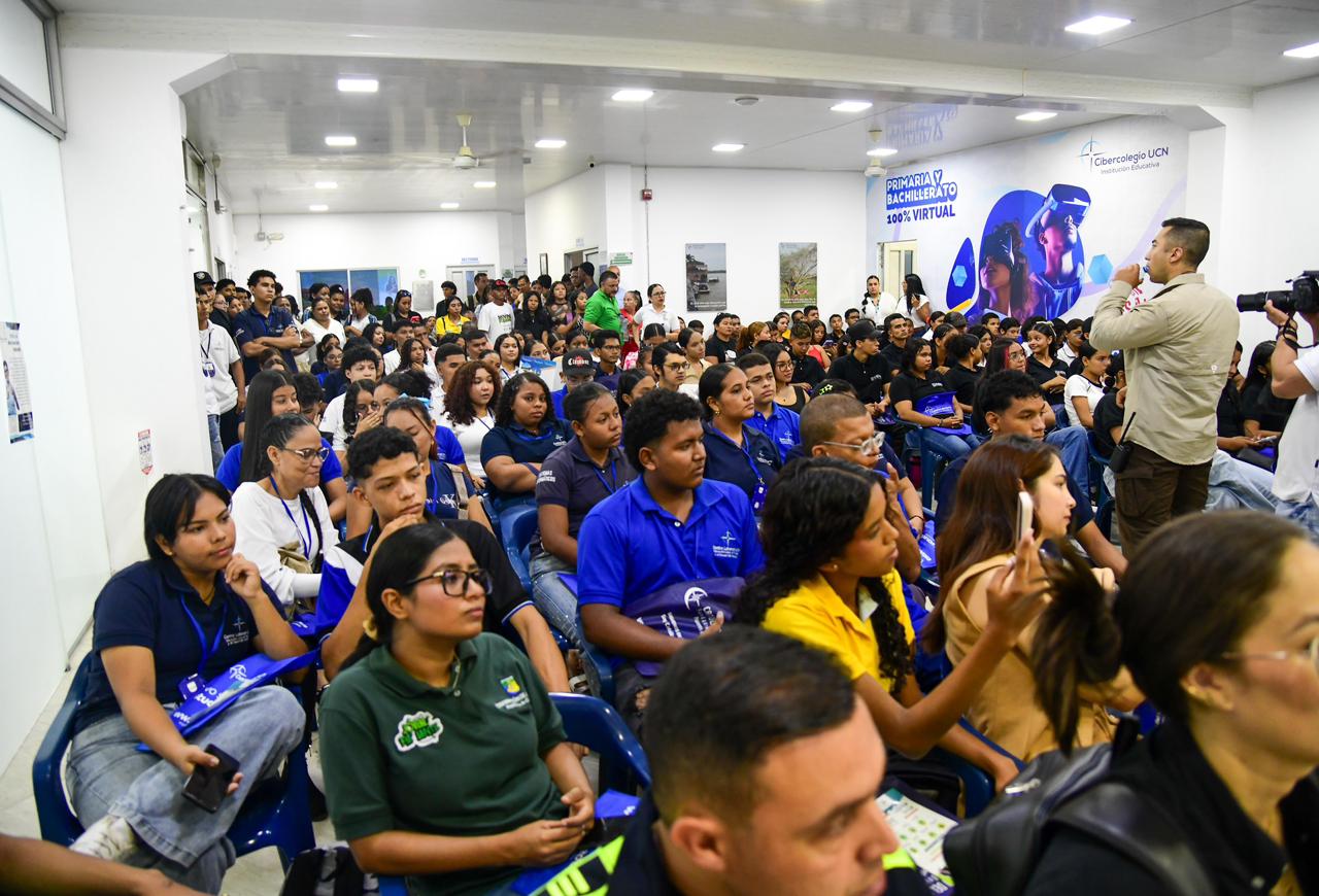 Asistentes reunidos en el CSE Caucasia, durante el evento Jóvenes Pa'lante.