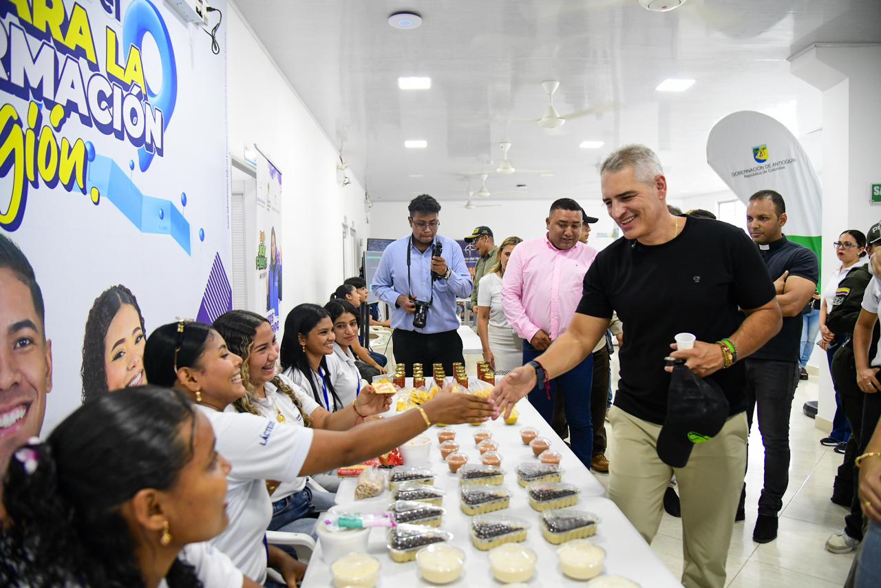 Gobernador de Antioquia en el CSE Caucasia, durante el evento Jóvenes Pa'lante.
