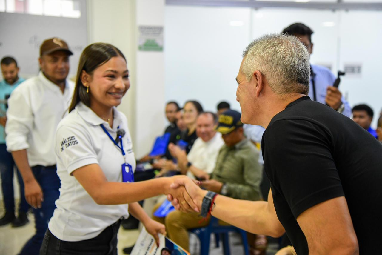Gobernador de Antioquia saludando a una estudiante en el CSE Caucasia, durante el evento Jóvenes Pa'lante.