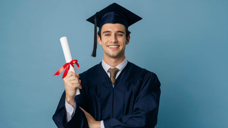 Joven graduado con certificado en la mano
