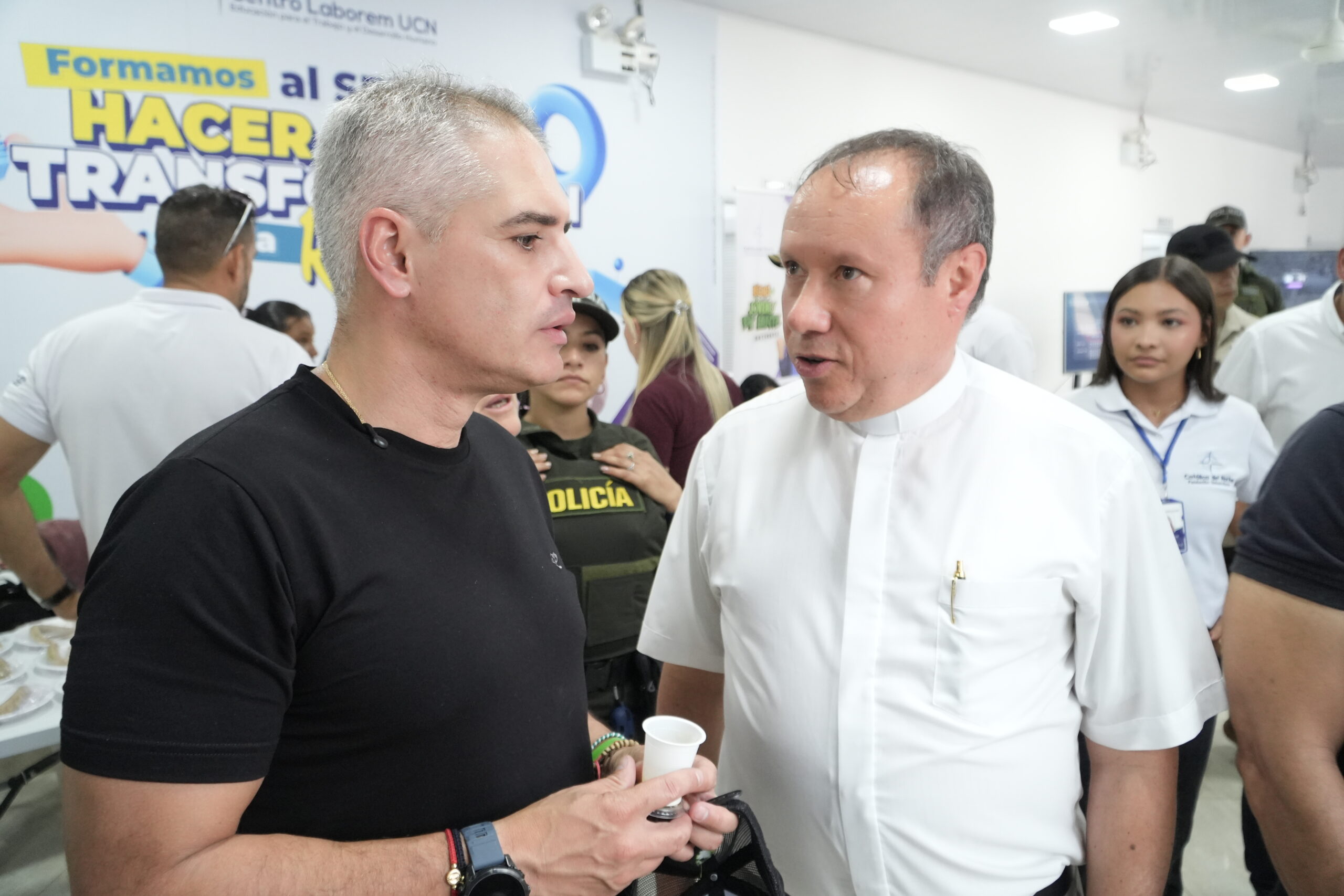 Rector de la UCN conversando con el Gobernador de Antioquia durante una visita institucional en el CSE Caucasia, durante el evento Jóvenes Pa'lante.
