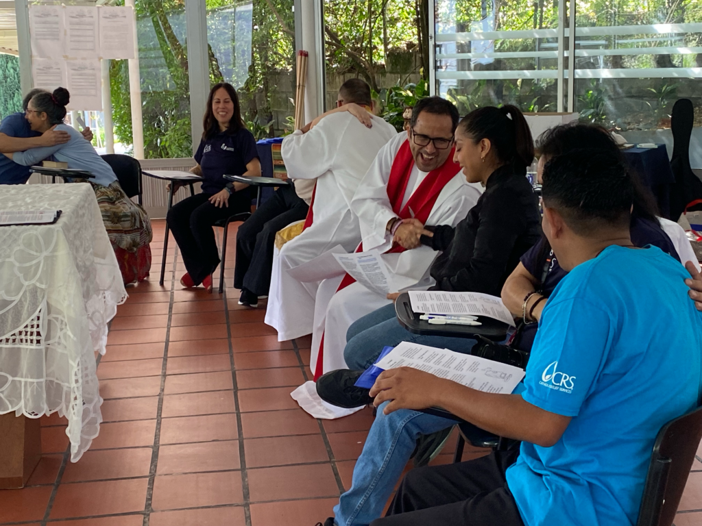 Participantes de la V Reunión Estratégica Anual de la Comunidad de Práctica Caminando hacia la Paz, organizada por la Fundación Universitaria Católica del Norte en 2026, durante una sesión de trabajo colaborativo.
