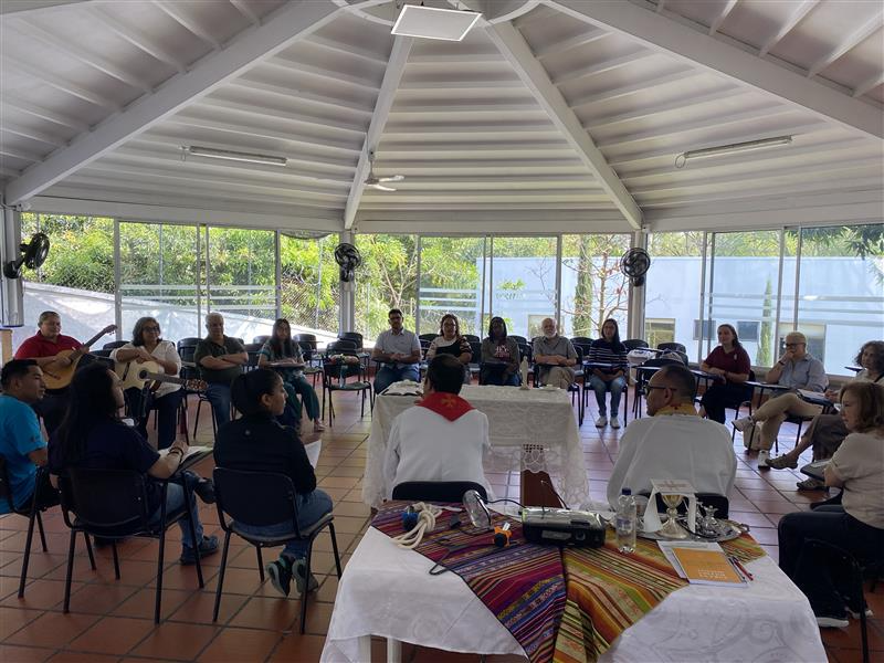 Participantes de la V Reunión Estratégica Anual de la Comunidad de Práctica Caminando hacia la Paz, organizada por la Fundación Universitaria Católica del Norte en 2026, durante una sesión de trabajo colaborativo.