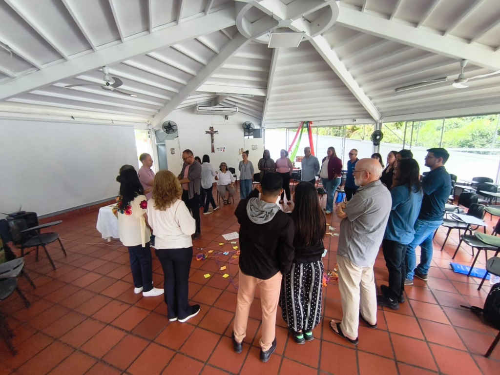 Participantes de la V Reunión Estratégica Anual de la Comunidad de Práctica Caminando hacia la Paz, organizada por la Fundación Universitaria Católica del Norte en 2026, durante una sesión de trabajo colaborativo.