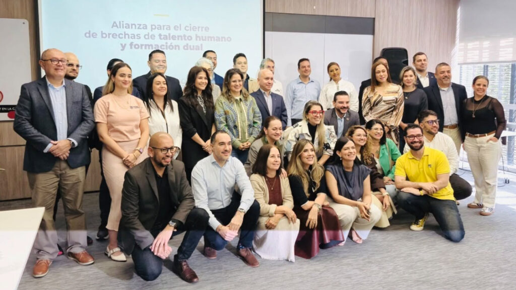 Firma de la Alianza Territorial para el Cierre de Brechas de Talento Humano y la Formación Dual en Antioquia con la participación de la UCN.