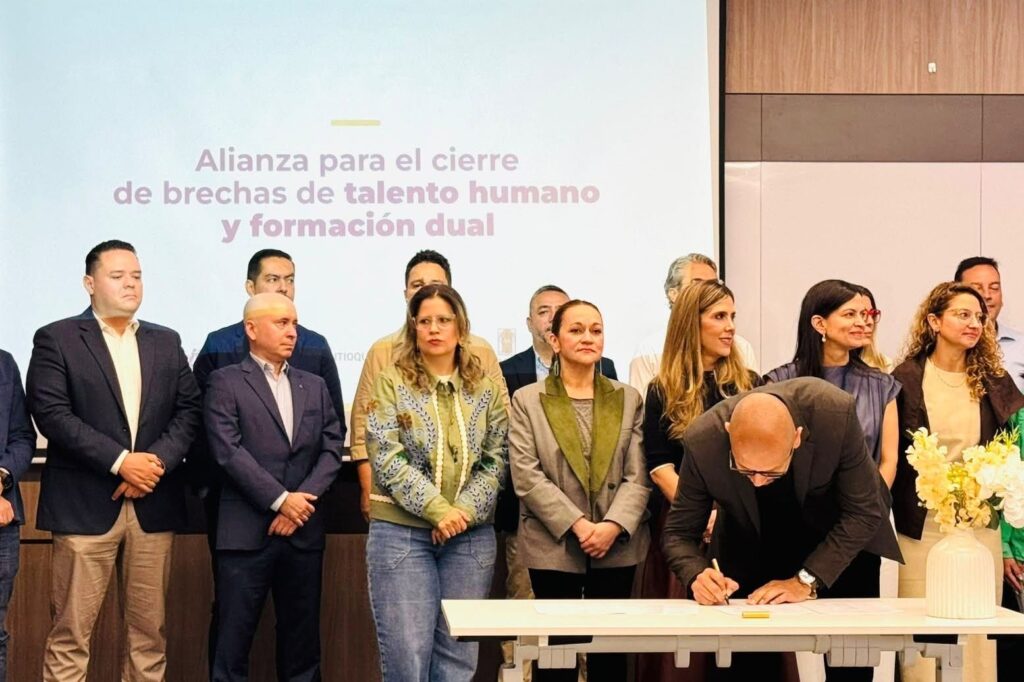 Firma de la Alianza Territorial para el Cierre de Brechas de Talento Humano y la Formación Dual en Antioquia con la participación de la UCN.