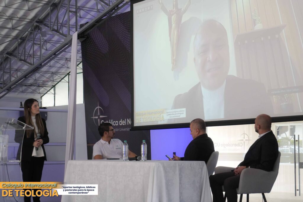 Participantes del Coloquio Internacional de Teología en el campus de la UCN en Santa Rosa de Osos.
